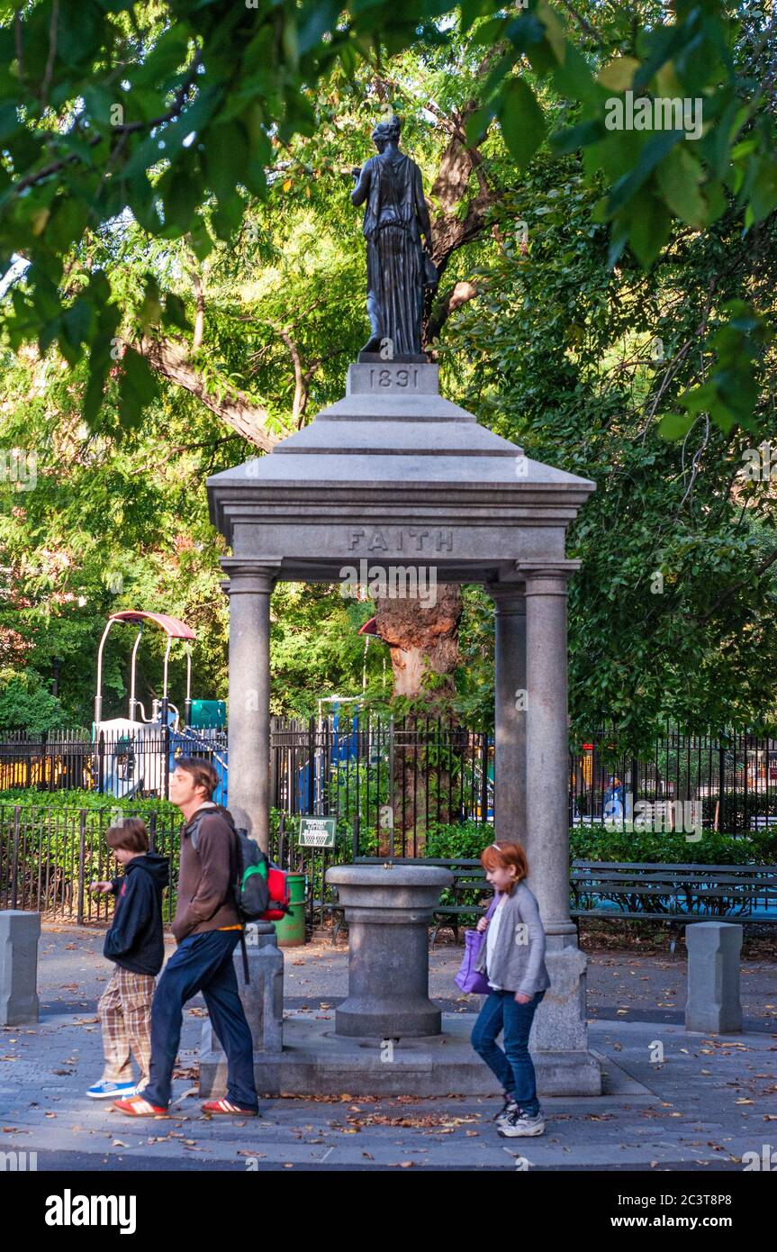 La temperanza Fontana in Manhattan Tompkins Square Park è stata eretta nel 1891 per attirare gli uomini a bere acqua invece di alcol. Foto Stock