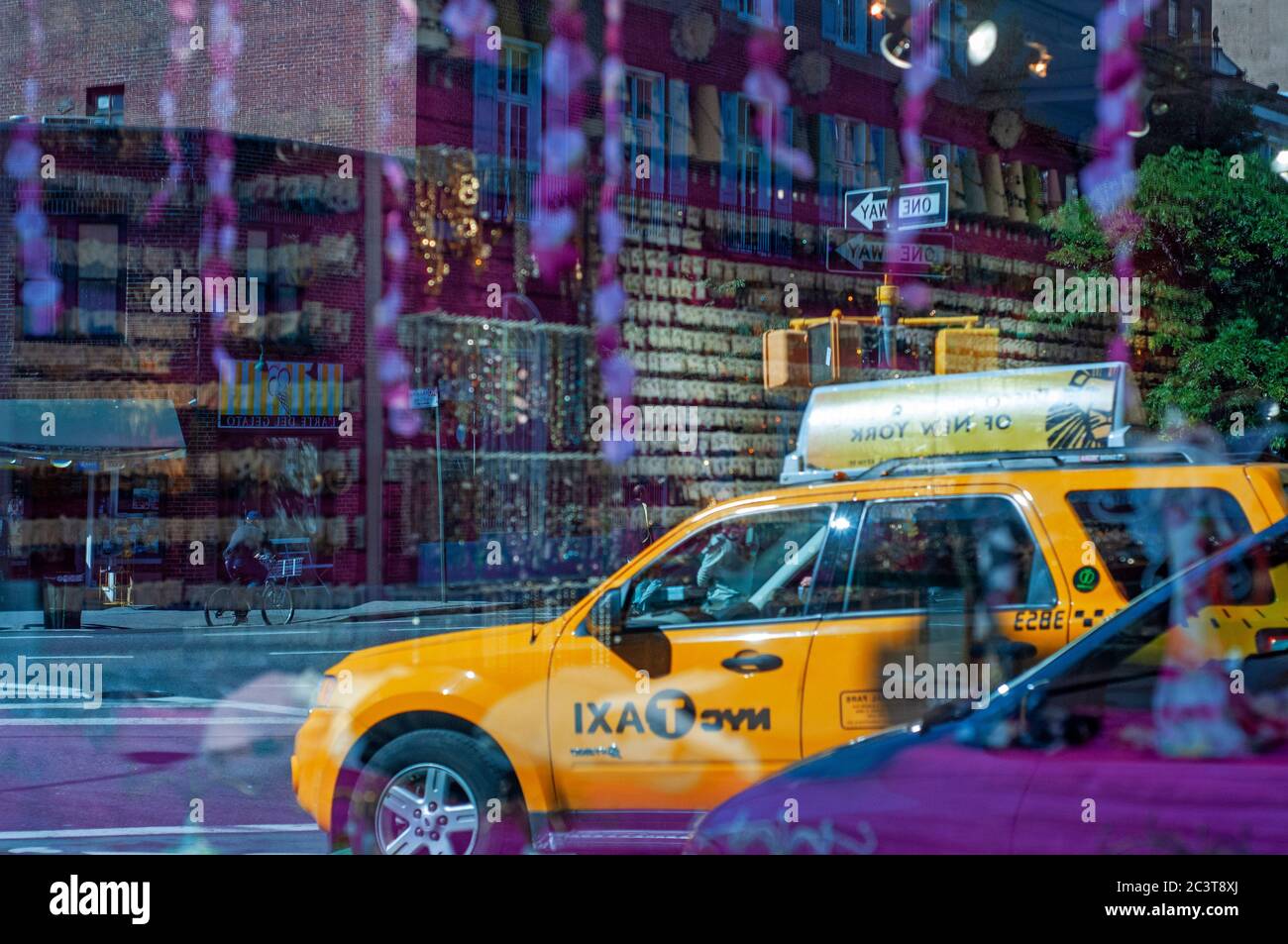 Riflessione di un taxi in un negozio di gioielleria a Greenwich Village, Manhattan, New York, USA. Greenwich Village, o semplicemente il Village, è un quartiere i Foto Stock