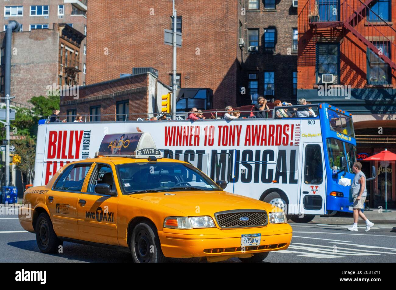 Un autobus turistico con il musical pubblicitario Billy Elliot va davanti al Greenwich Village. Attualmente, sebbene perda lo spirito bohemien e edgy del passato, t Foto Stock