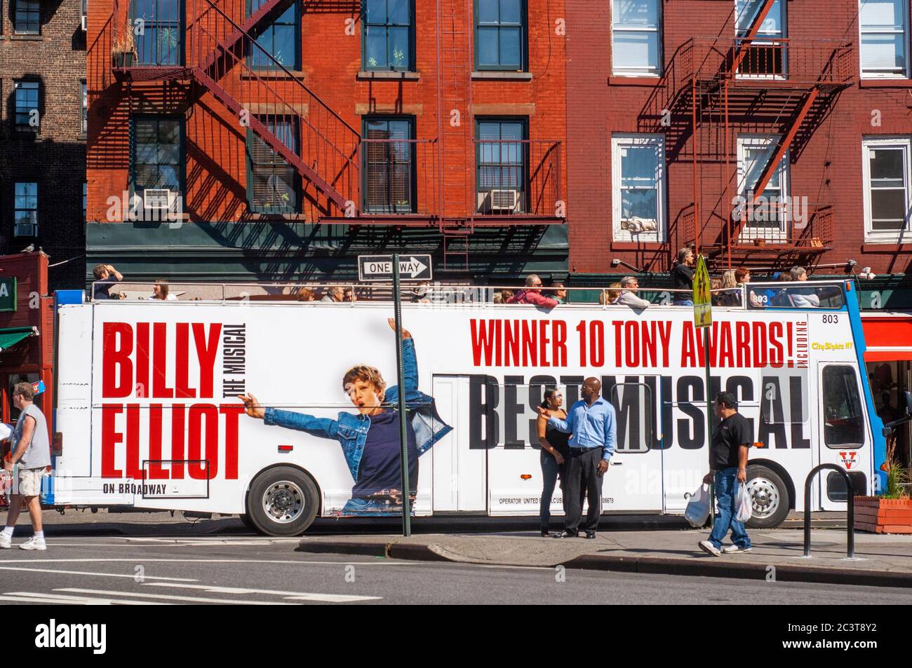 Un autobus turistico con il musical pubblicitario Billy Elliot va davanti al Greenwich Village. Attualmente, sebbene perda lo spirito bohemien e edgy del passato, t Foto Stock