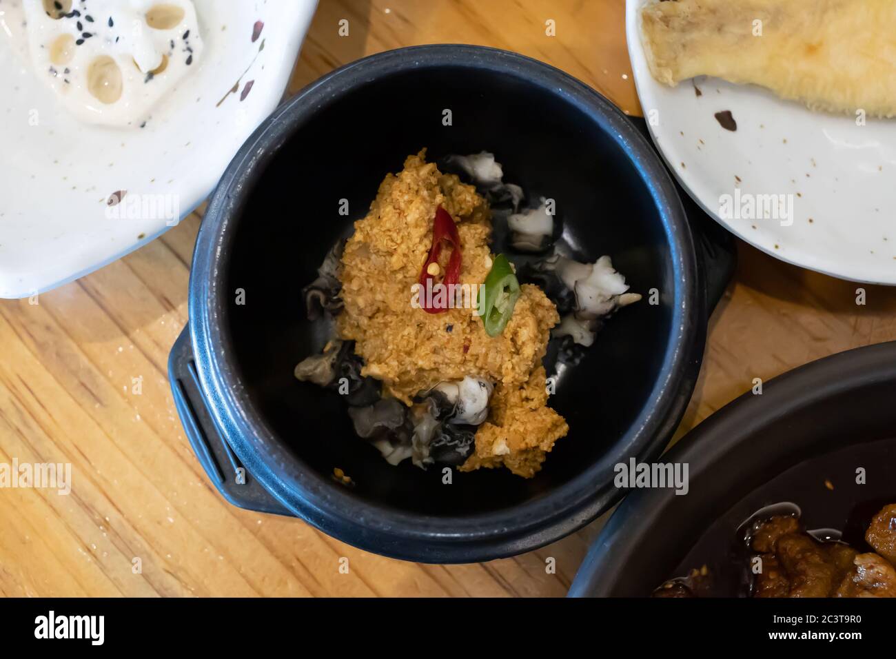 Pasta di soia stufato con lumache. Nome coreano ssamjang. Foto Stock