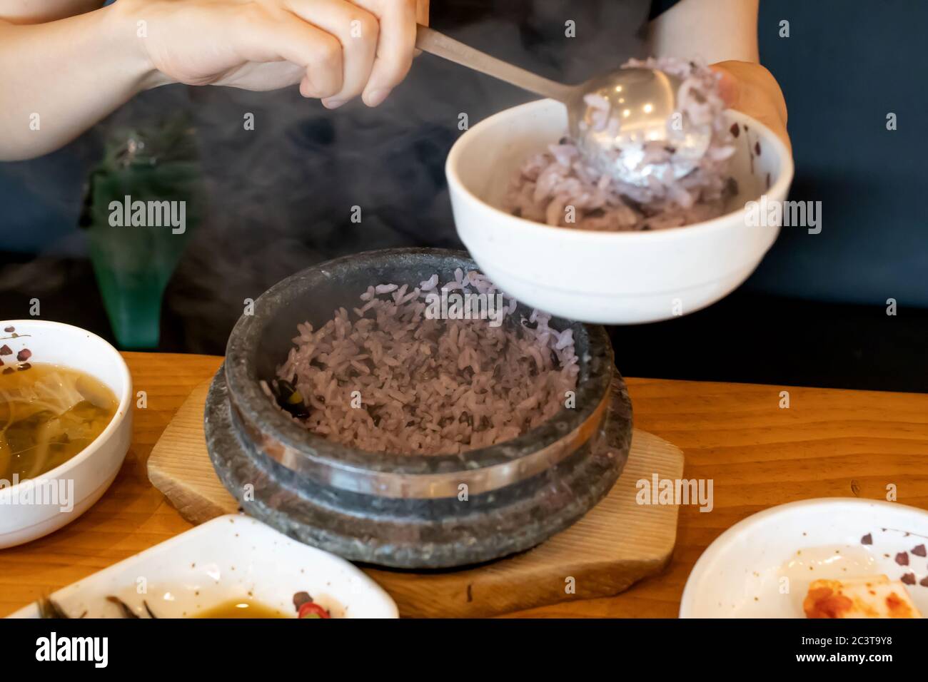 Nome coreano Yeongyang-dolsot-bap. Riso nutriente di pietra calda di Pot. Foto Stock