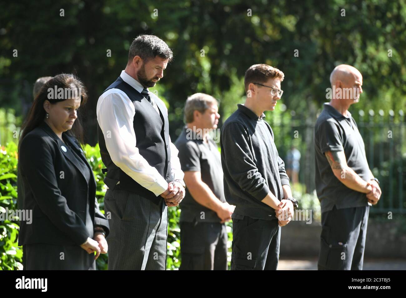 Si osserva un periodo di silenzio al di fuori DEI funerali di B Walker e Son a Reading, Berkshire, in memoria delle vittime dell'attentato terroristico perpetrato sabato nei giardini di Forbury, in cui sono morte tre persone. Foto Stock