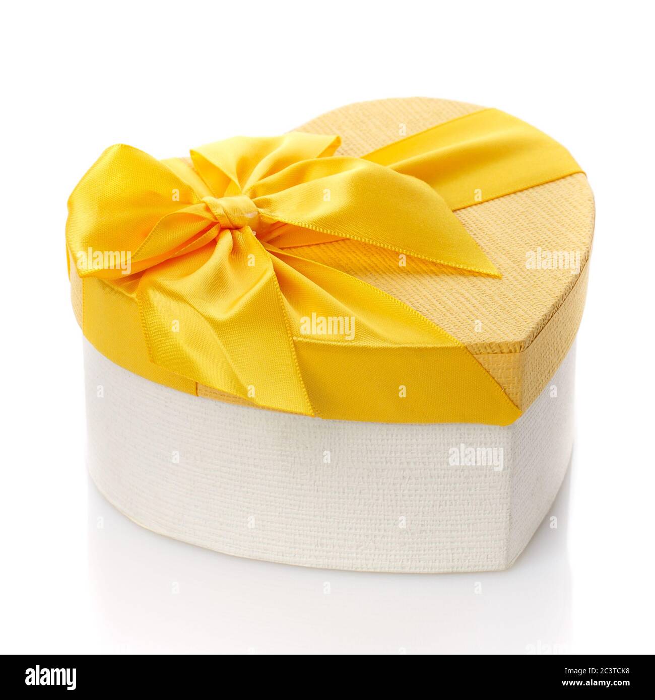 Bella scatola regalo a forma di cuore con grande arco giallo. Isolato.  Vista laterale Foto stock - Alamy