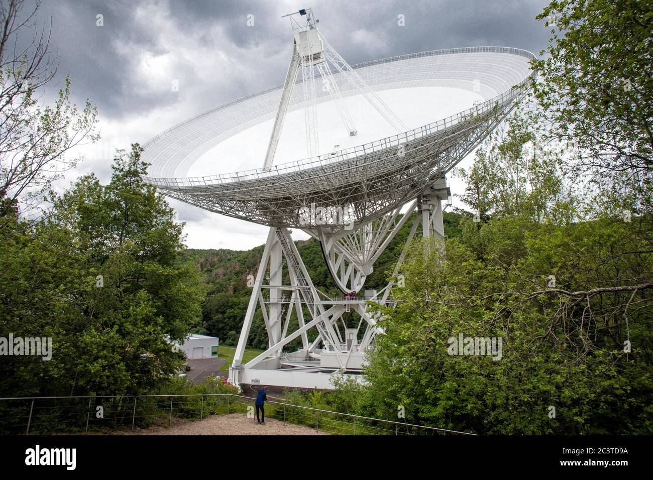 Radiotelescopio Effelsberg vicino a Bad Muenstereifel, regione di Eifel, Nord Reno-Westfalia, Germania. Das Radioteleskop Effelsberg nahe Bad Muenstereifel Foto Stock