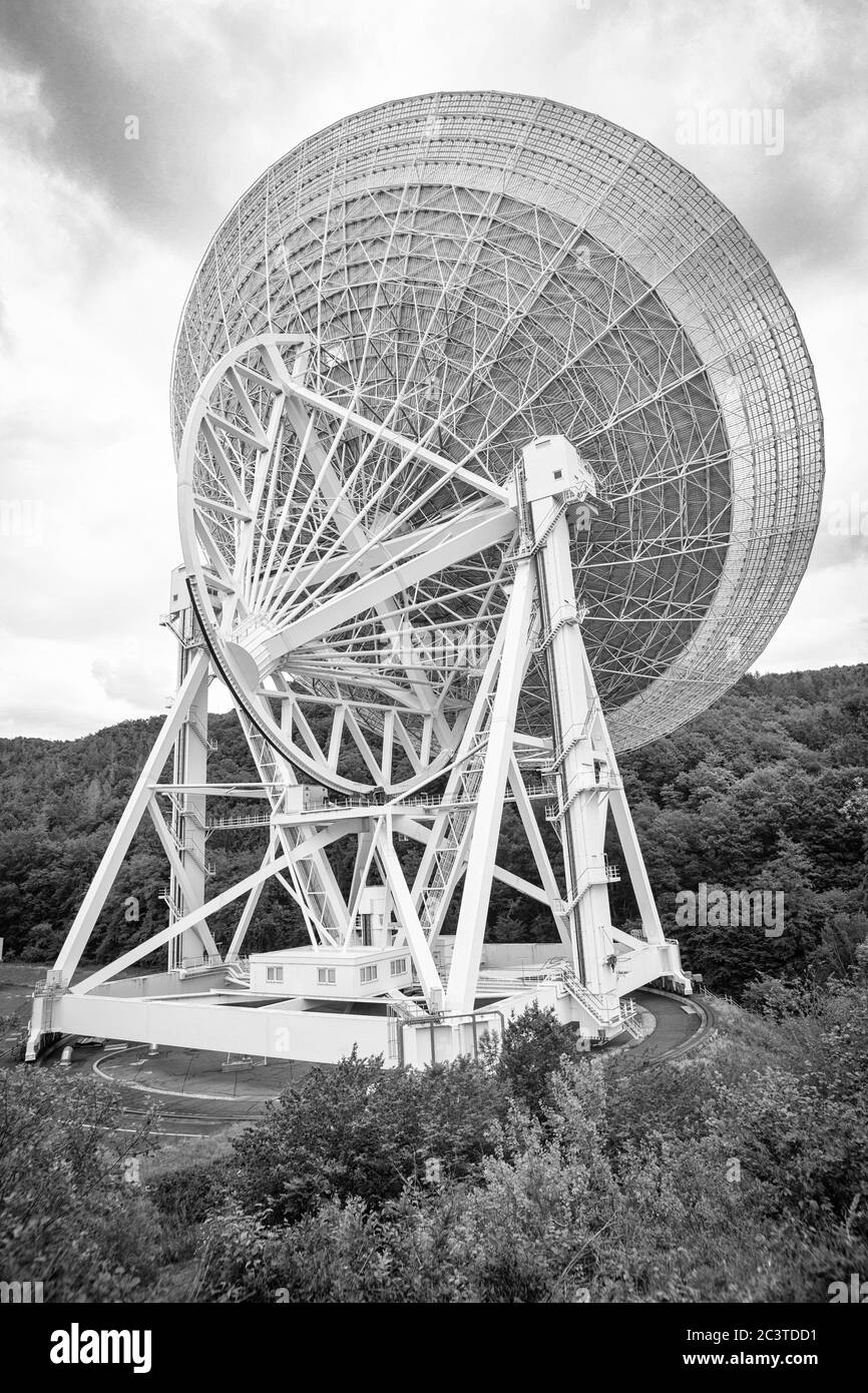 Radiotelescopio Effelsberg vicino a Bad Muenstereifel, regione di Eifel, Nord Reno-Westfalia, Germania. Das Radioteleskop Effelsberg nahe Bad Muenstereifel Foto Stock