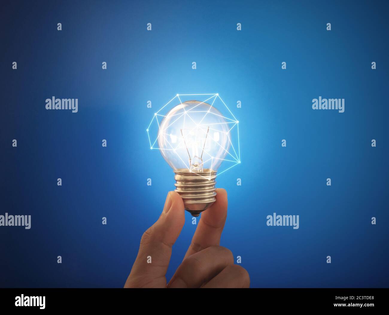 Nuove idee, innovazione, networking e risparmio energetico. Lampada luminosa con supporto manuale Foto Stock