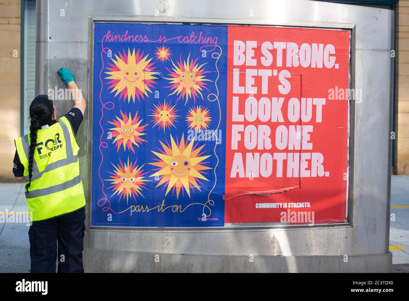 Cardiff, Galles, Regno Unito. 22 Giugno 2020. A PER i lavoratori di Cardiff pulisce i mobili di strada, poiché alcuni negozi non essenziali riaprono nel centro di Cardiff. Credit: Mark Hawkins/Alamy Live News Foto Stock