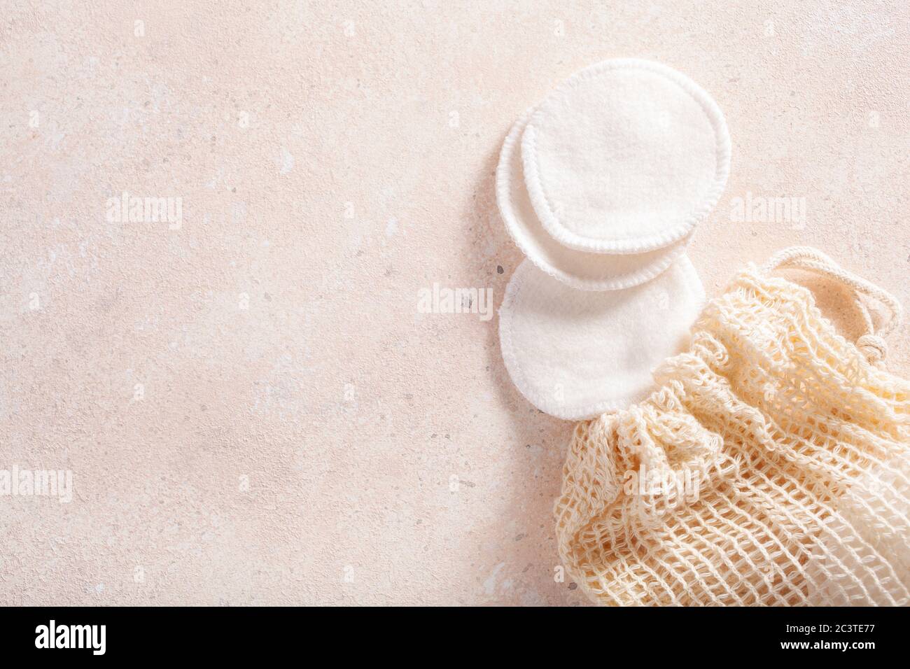 bagno ecologico senza sprechi. tamponi in cotone riutilizzabili in sacchetto, rimozione del trucco Foto Stock