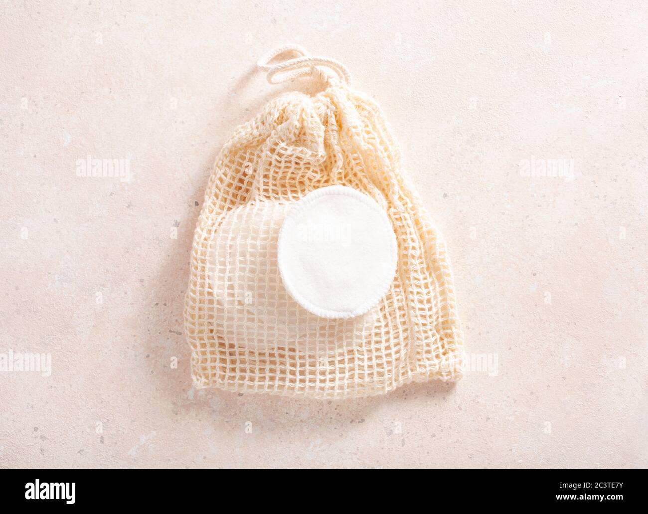 bagno ecologico senza sprechi. tamponi in cotone riutilizzabili in sacchetto, rimozione del trucco Foto Stock