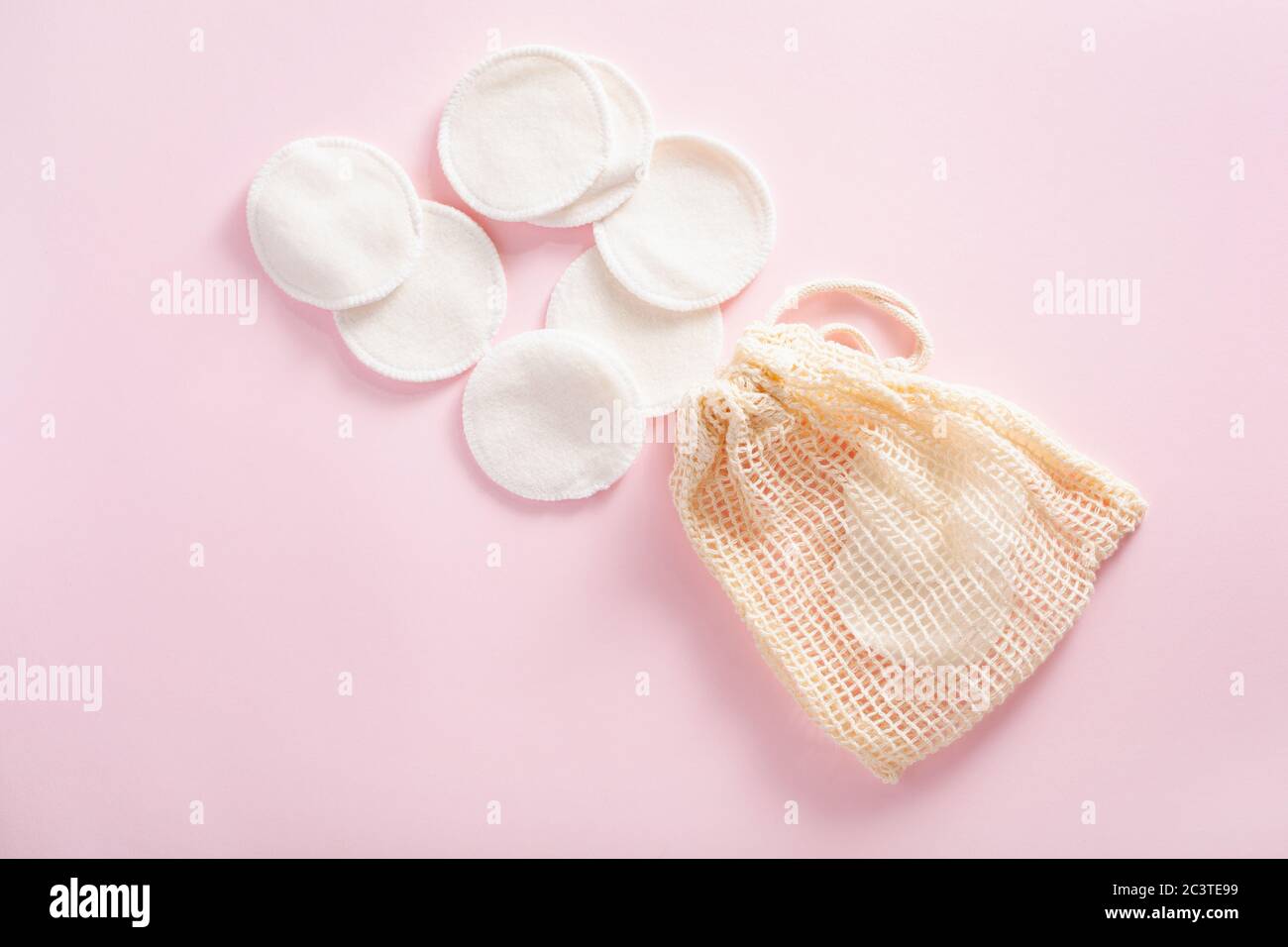 bagno ecologico senza sprechi. tamponi in cotone riutilizzabili in sacchetto, rimozione del trucco Foto Stock