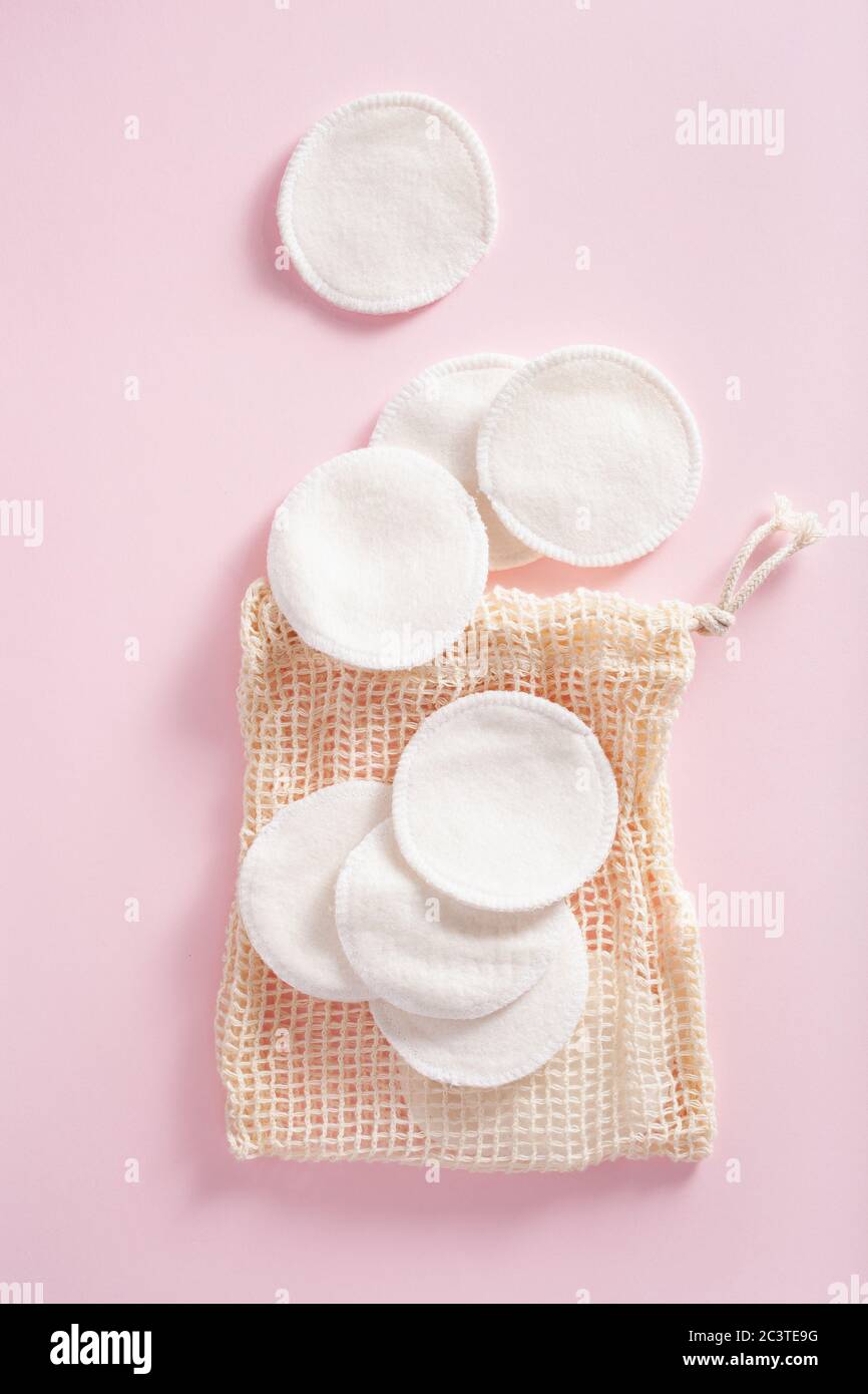 bagno ecologico senza sprechi. tamponi in cotone riutilizzabili in sacchetto, rimozione del trucco Foto Stock