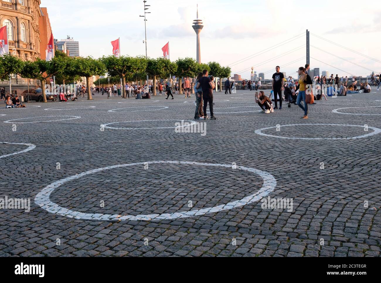Düsseldorf, Germania - 12 giugno 2020: Cerchi bianchi dipinti in tutta la città di Düsseldorf per incoraggiare le distanzazioni sociali nelle aree pubbliche. Foto Stock