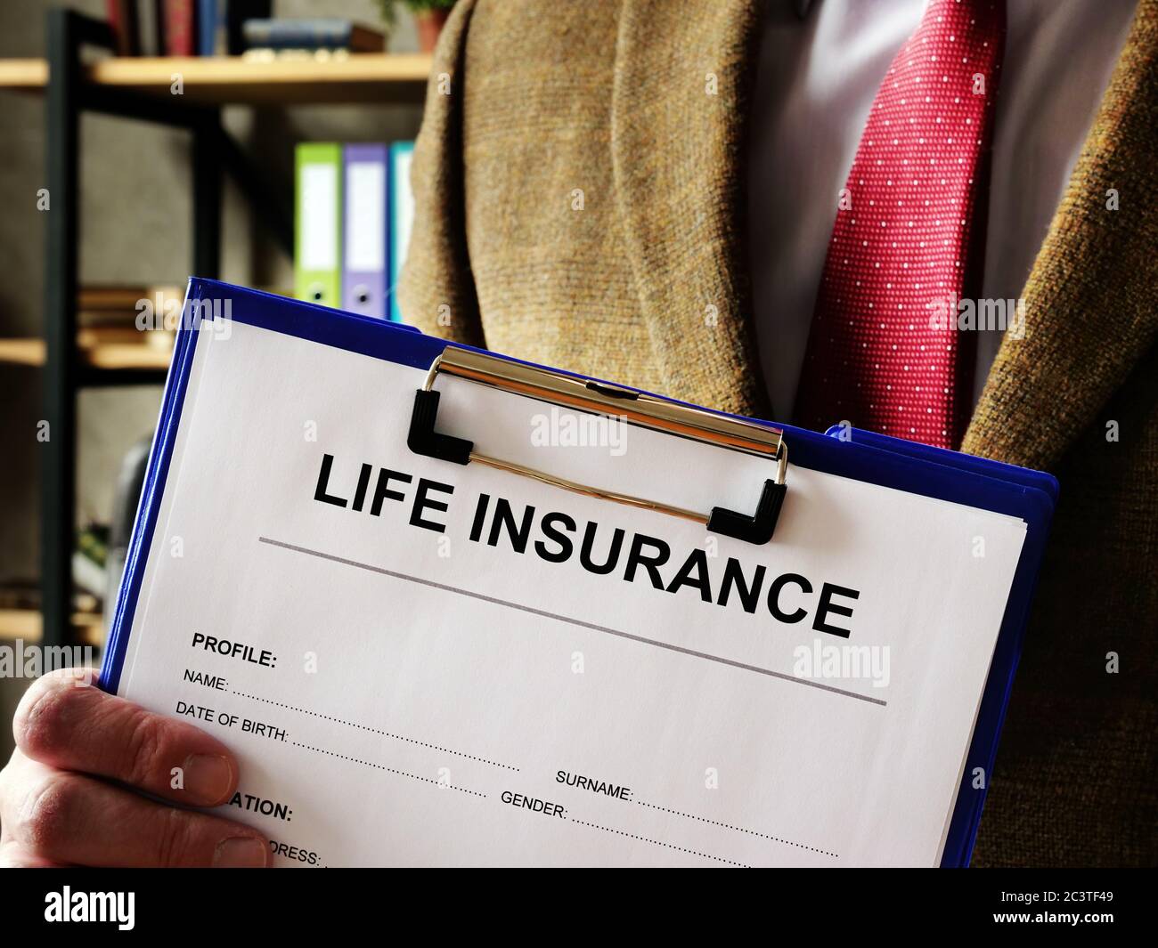 Un agente offre una polizza di assicurazione sulla vita. Foto Stock
