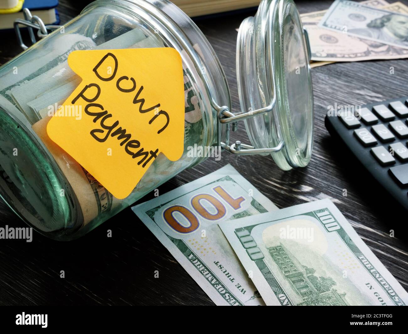 Vaso e contanti per ipoteca con pagamento di segno giù. Foto Stock