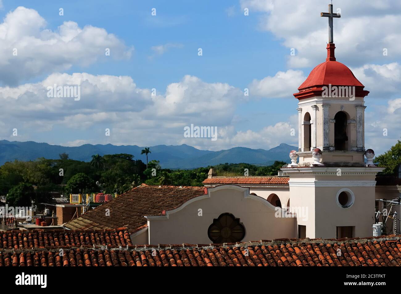 Edifici coloniali con balconi bianchi a Sancti Spiritus, Cuba Foto Stock