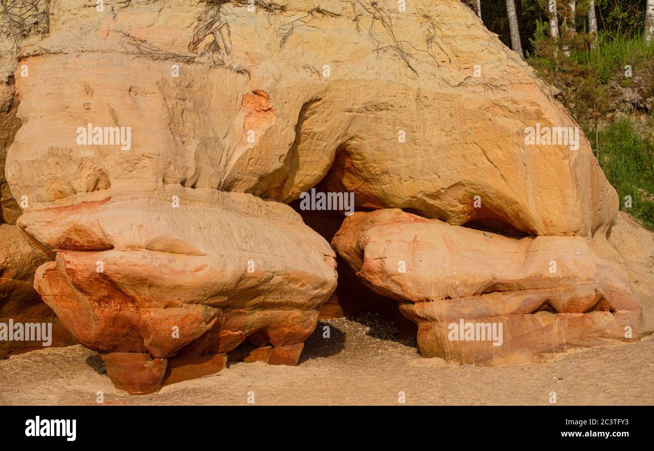 Veczemju klintis - destinazione opolare in Lettonia. Sito di geologia in Lettonia. Arenaria. Frammenti di foto di scogliere. Lettonia, Europa Foto Stock