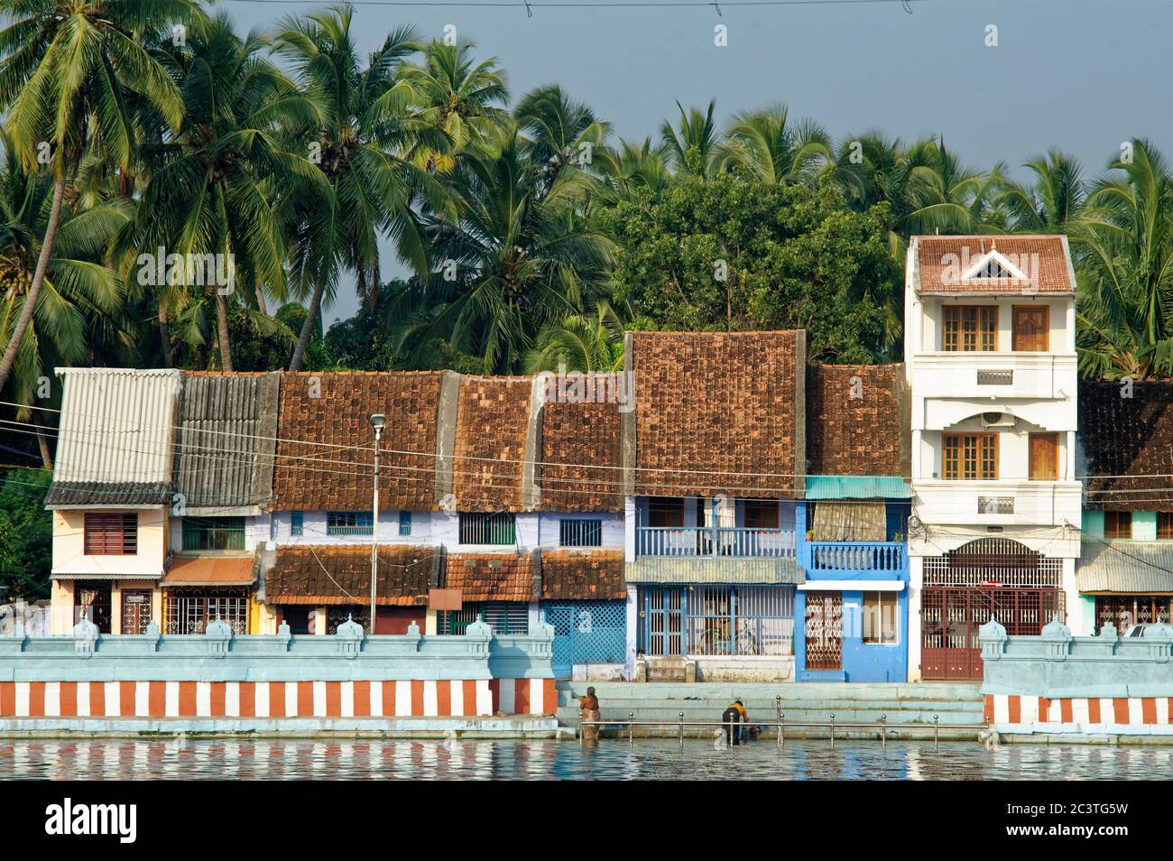 Case di villaggio di Tamil nadu vicino al lago di Suchindram Foto Stock