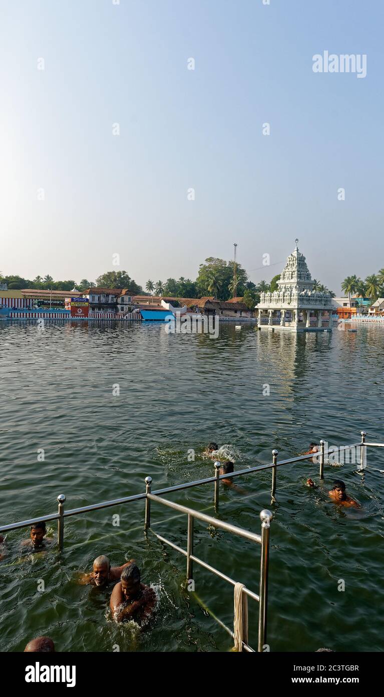 Piccolo tempio nel lago dei templi di Thanumalaya a Suchindram Tamil Nadu Foto Stock