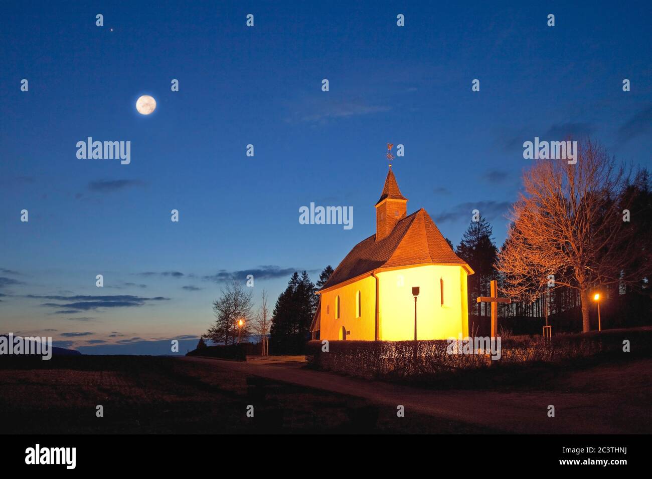 Cappella Rochus illuminata sullo Steltenberg in serata con luna piena , Germania, Nord Reno-Westfalia, Sauerland, Eslohe Foto Stock