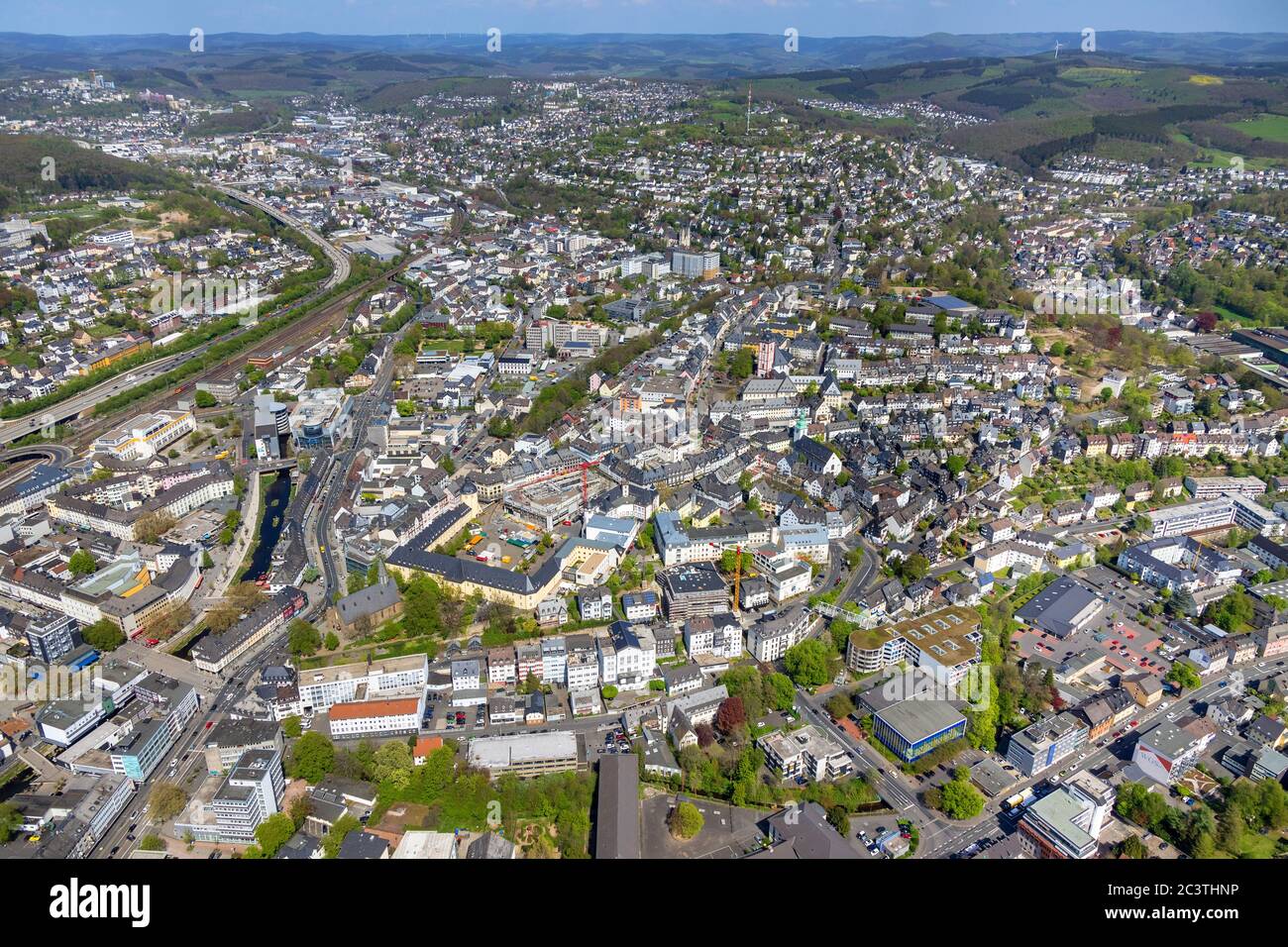Vista di Siegen con Siegberg, Oberes Schloss e Unteres Schloss, 24.04.2019, vista aerea, Germania, Nord Reno-Westfalia, Siegerland, Siegen Foto Stock