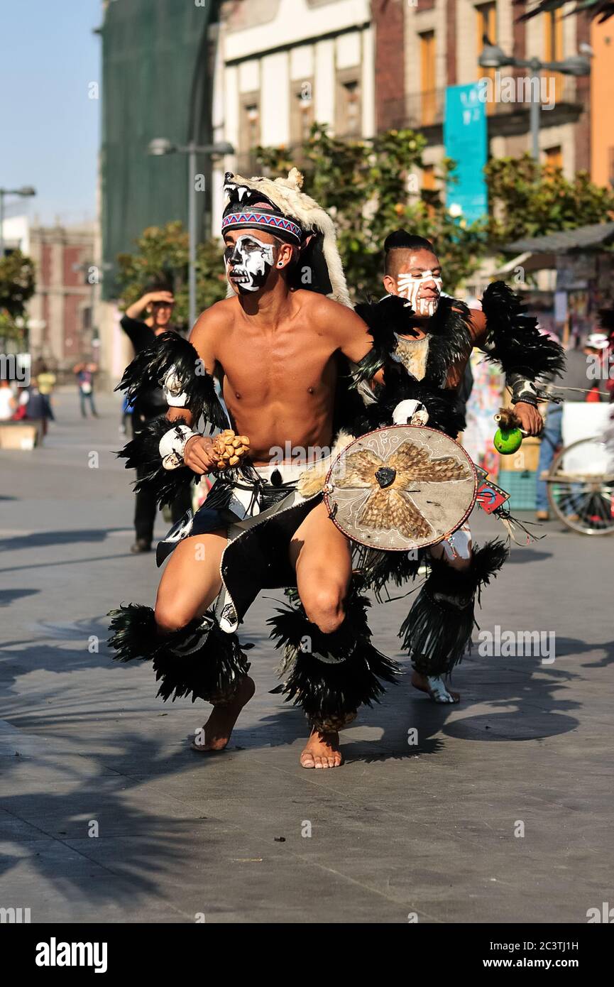 MESSICO, MESSICO – 1 DICEMBRE: Sciamani nella capitale del Messico, che esegue danze azteco tradizionali, il 1 dicembre 2017 Foto Stock