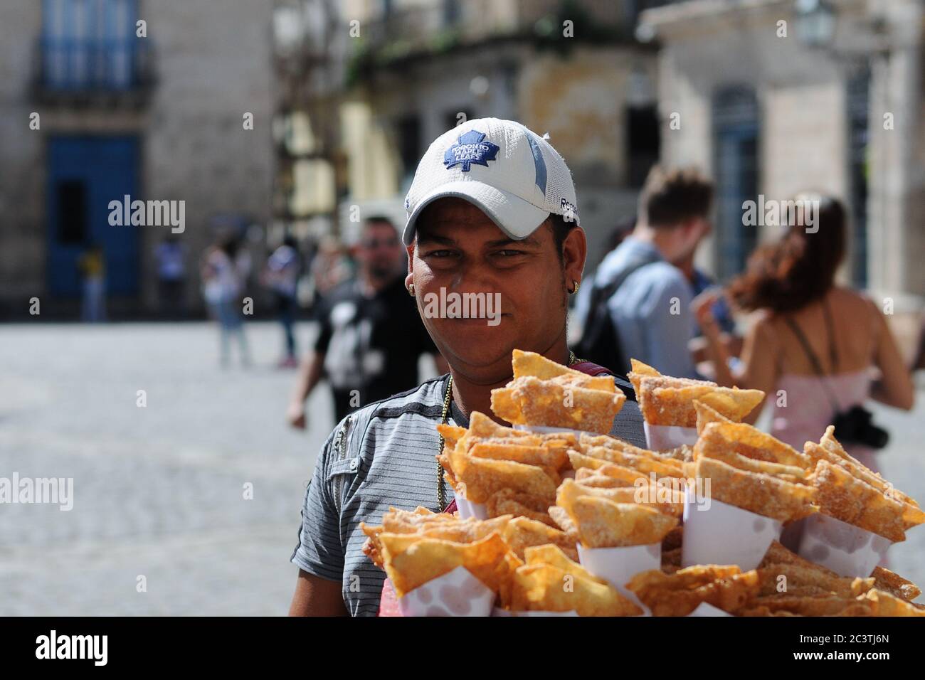 L'Avana, CUBA - 24 ottobre: L'uomo si trova nella tradizionale finestra coloniale della città di l'Avana il 24 ottobre 2016 Foto Stock