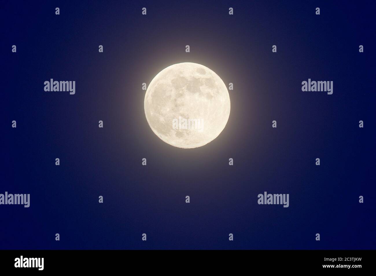 La Luna, con il moonglow, Norfolk, Regno Unito Foto Stock