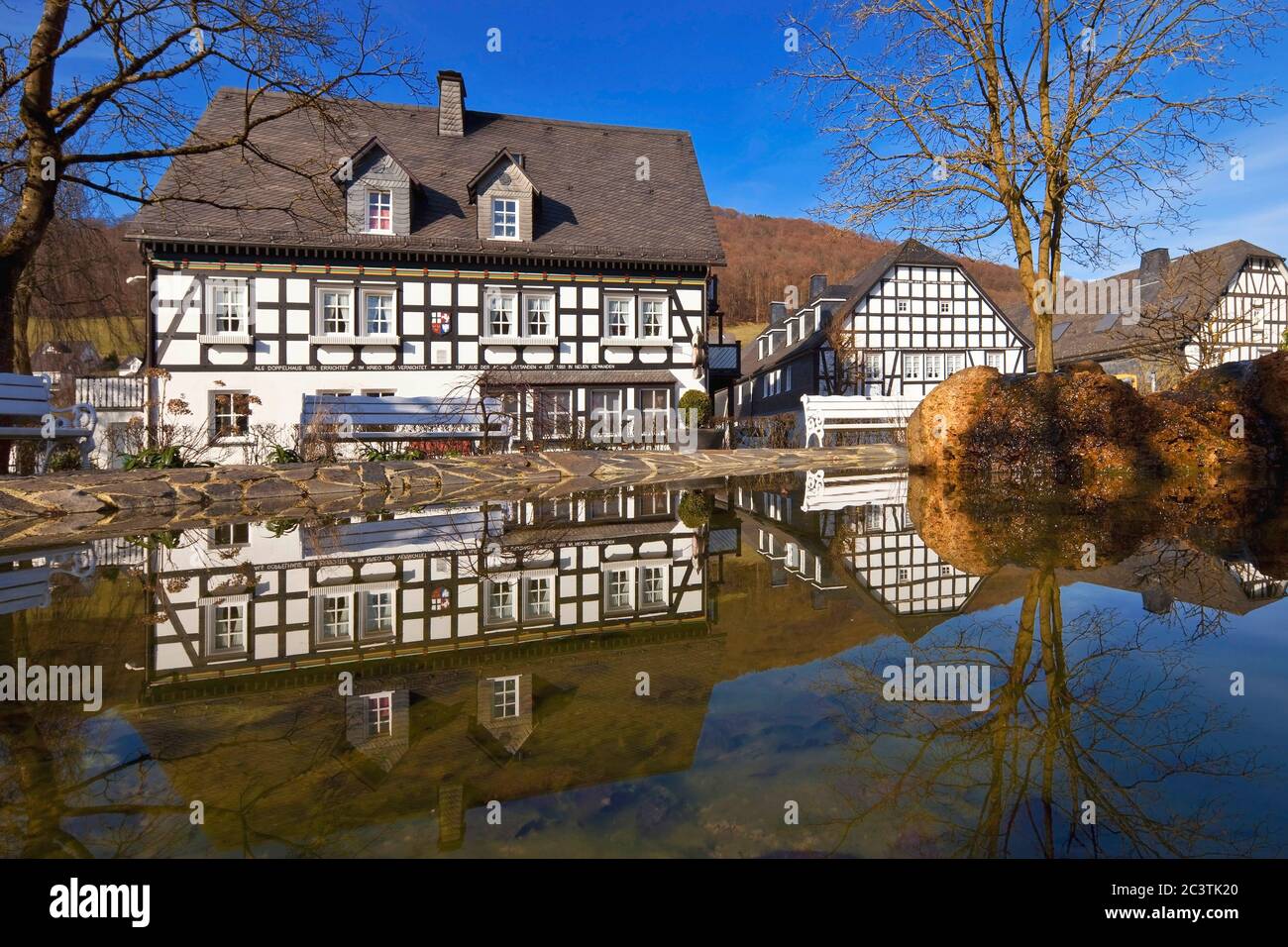 Case con struttura in legno nel quartiere Grafschaft in primavera, Germania, Nord Reno-Westfalia, Sauerland, Schmallenberg Foto Stock