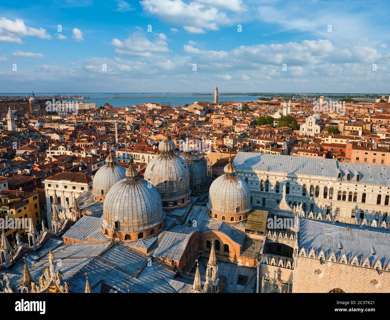 Vista aerea di Venezia con la Basilica di San Marco e il Palazzo Ducale. Venezia, Italia Foto Stock