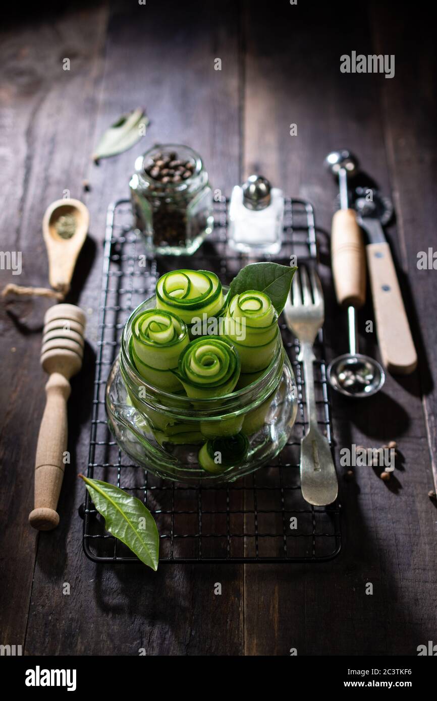 Insalata di verdure in un jar.A croccante cetriolo snack.Healthy breakfast.Low cibi grassi. Foto Stock