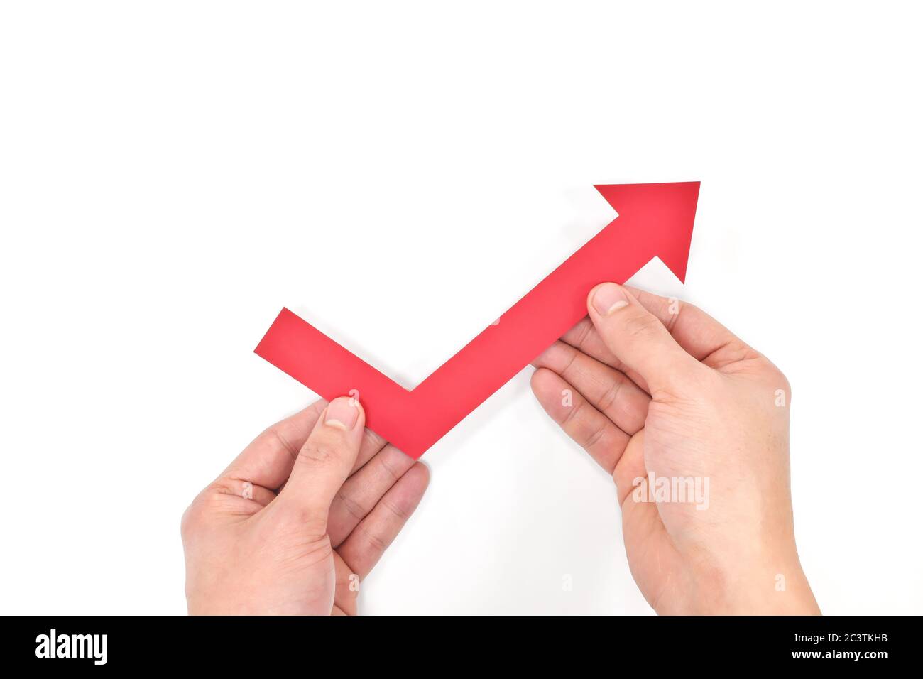 Mano umana che tiene una freccia rossa rivolta verso l'alto. Economia rimbalzo indietro e concetto di ripresa. Foto Stock