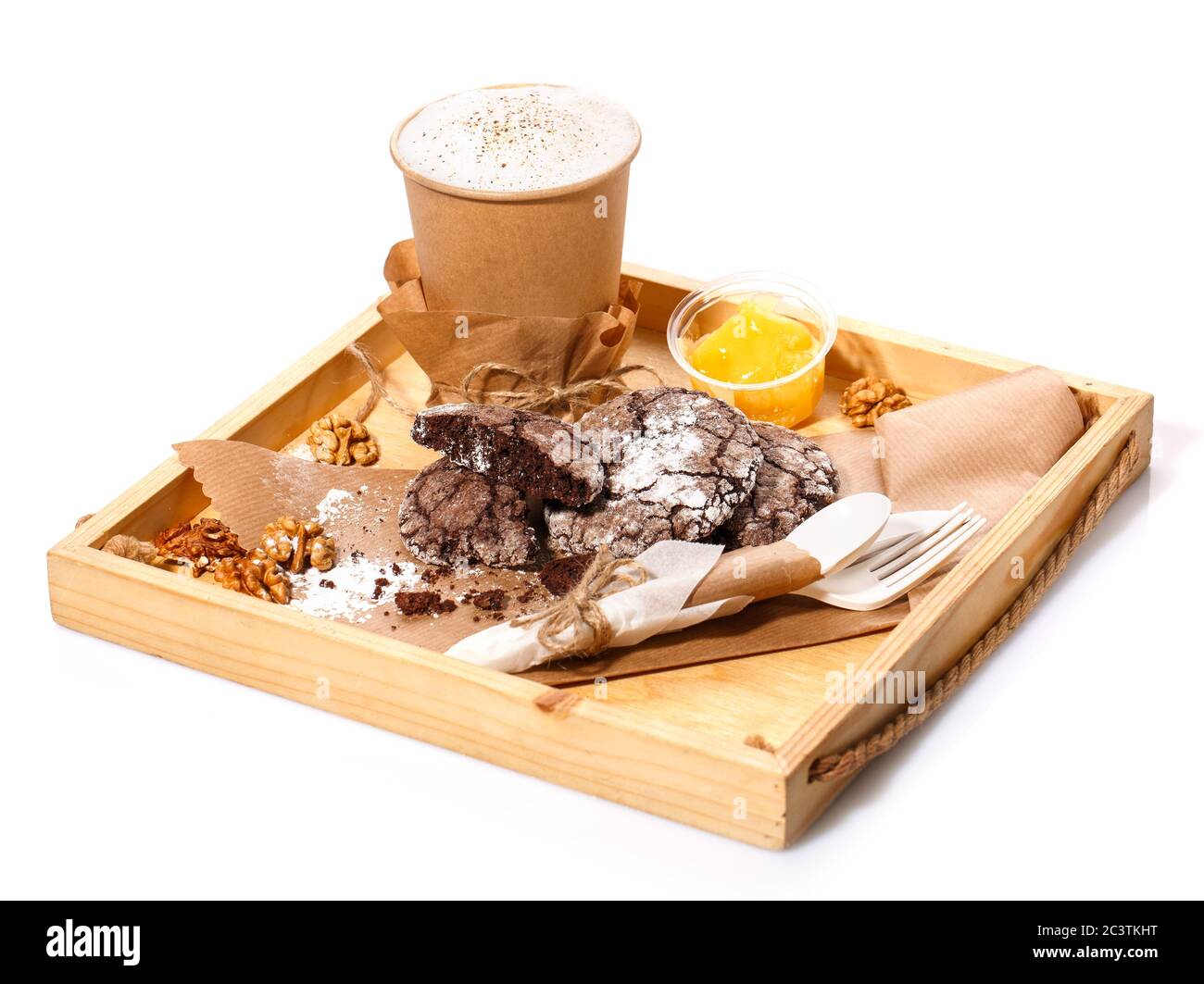 Biscotti al cioccolato, latte, marmellata d'arancia e noci su legno rustico. Tazza di carta realizzata in materiali ecologici. Foto Stock