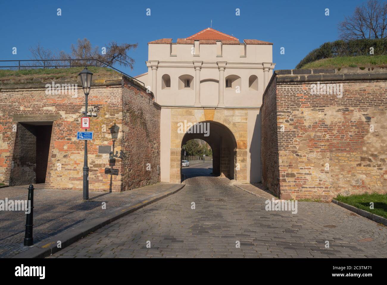 Porta chiamata 'Taborska brana', entrata principale all'area del castello di Vysehrad. Costruito nel 17 ° secolo, originariamente utilizzato anche come casa doganale. Foto Stock