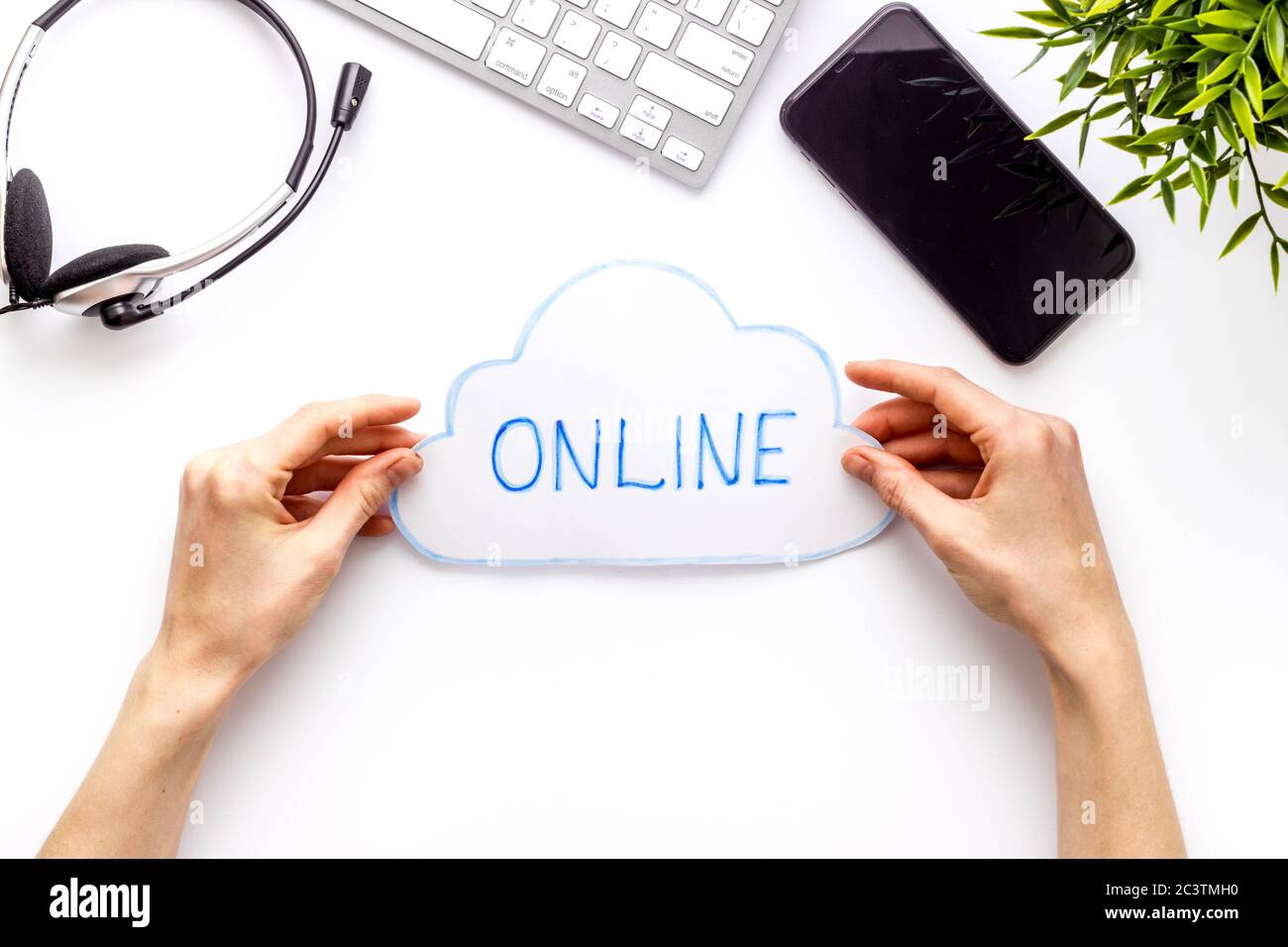 Concetto di networking online. Vista dall'alto del desktop Office Foto Stock