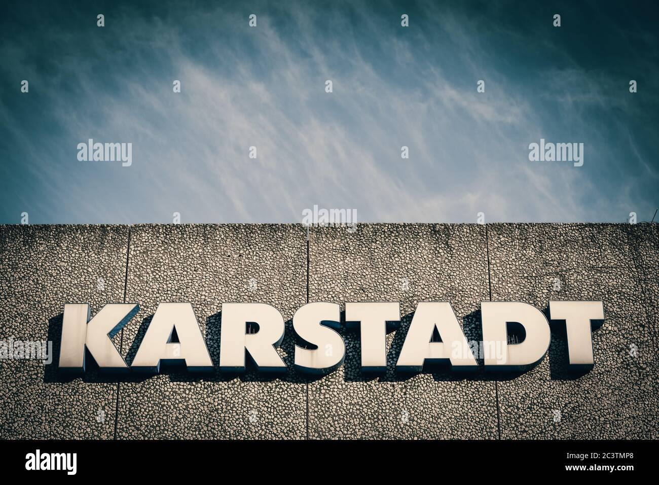 Logo Karstadt presso una filiale del Sachsentor di Amburgo-Bergedorf, Germania, Europa, Karstadt-Logo an einer Filiale im Sachsentor di Amburgo-Bergedorf, Foto Stock