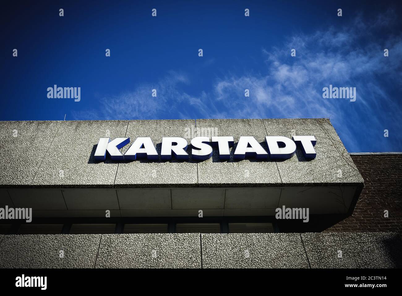 Logo Karstadt presso una filiale del Sachsentor di Amburgo-Bergedorf, Germania, Europa, Karstadt-Logo an einer Filiale im Sachsentor di Amburgo-Bergedorf, Foto Stock