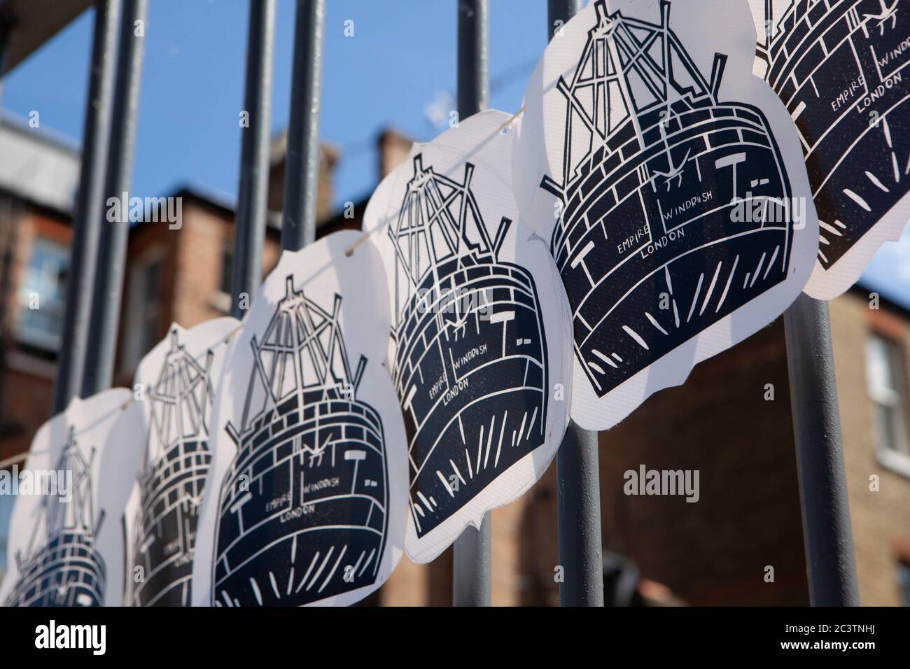 Londra, UK, 22 giugno 2020: Per celebrare il 72° anniversario della giornata l'Empire Windrush attraccò, trasportando 1,027 passeggeri. Gli eventi online si sono tenuti alle 10.27 ma Windrush Square a Brixton è stato ampiamente abbandonato. Le porte dell'Archivio Culturale Nero sono state addite da bandiere e bandiere Empire Windrush. Anna Watson/Alamy Foto Stock