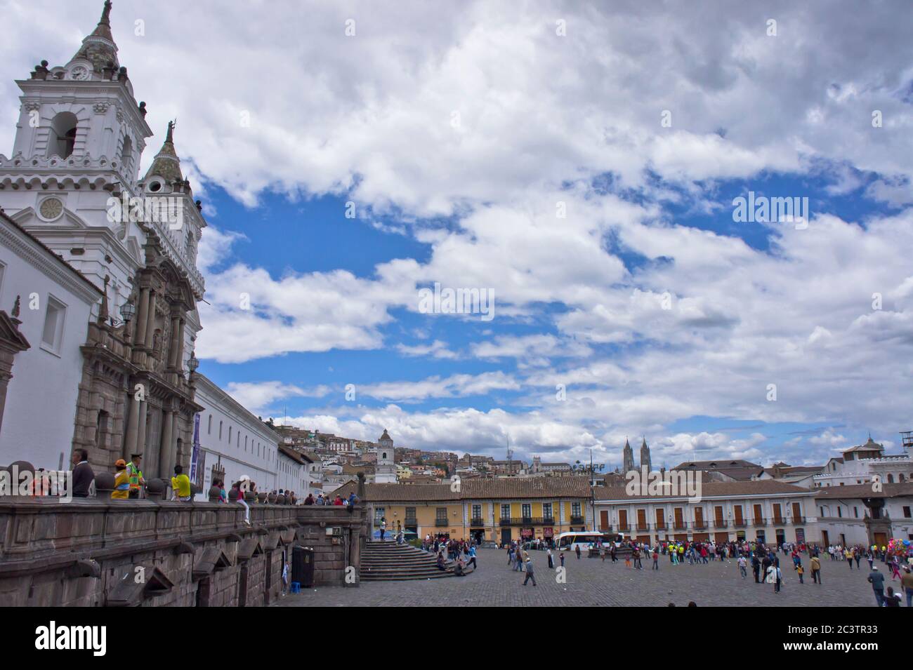 Vista sulla strada della città vecchia, Quito, Ecuador Foto Stock