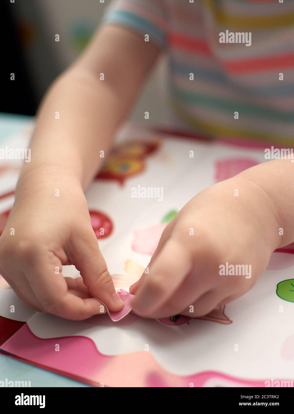 Bambino con compiti durante la lezione online a casa, distanza sociale durante la quarantena Covid-19 Foto Stock