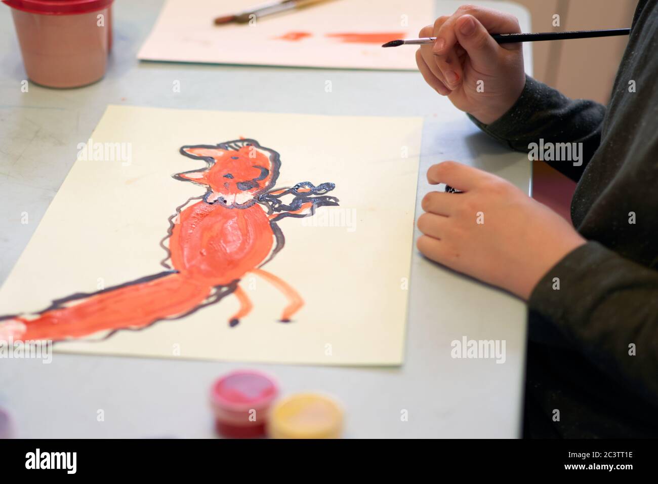 Bambino annuce una foto durante la lezione di arte on-line al telefono cellulare, distanza sociale durante la quarantena Covid-19 Foto Stock