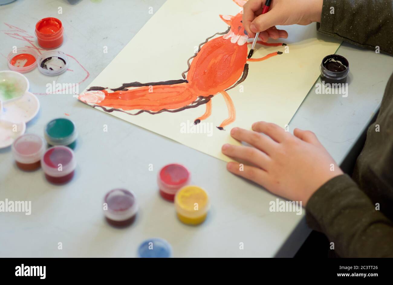 Bambino annuce una foto durante la lezione di arte on-line al telefono cellulare, distanza sociale durante la quarantena Covid-19 Foto Stock