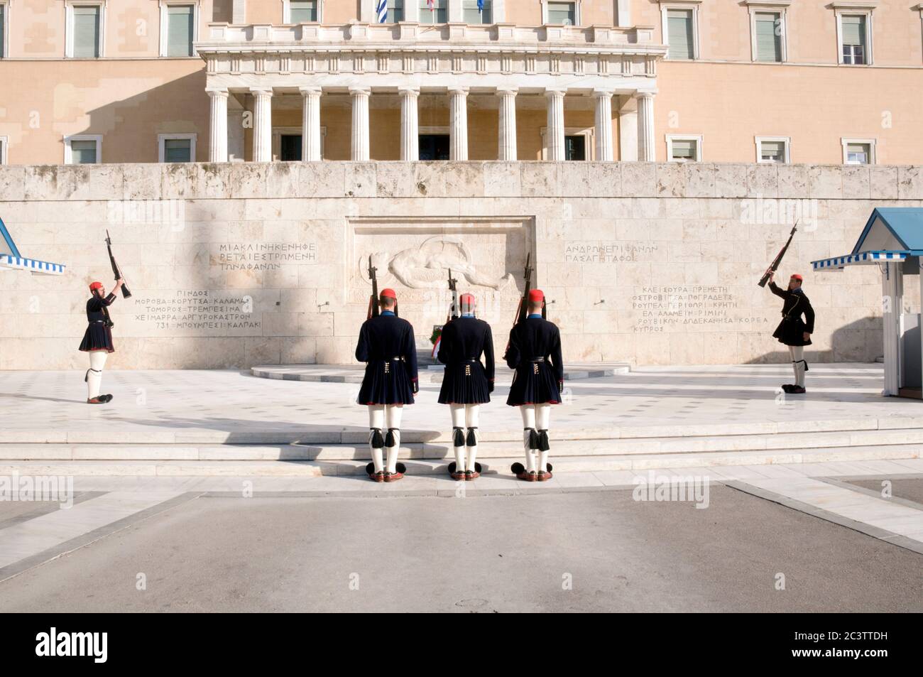 Cerimonia del cambio della guardia, edificio del Parlamento, Piazza Syntagma, Atene, Grecia Foto Stock