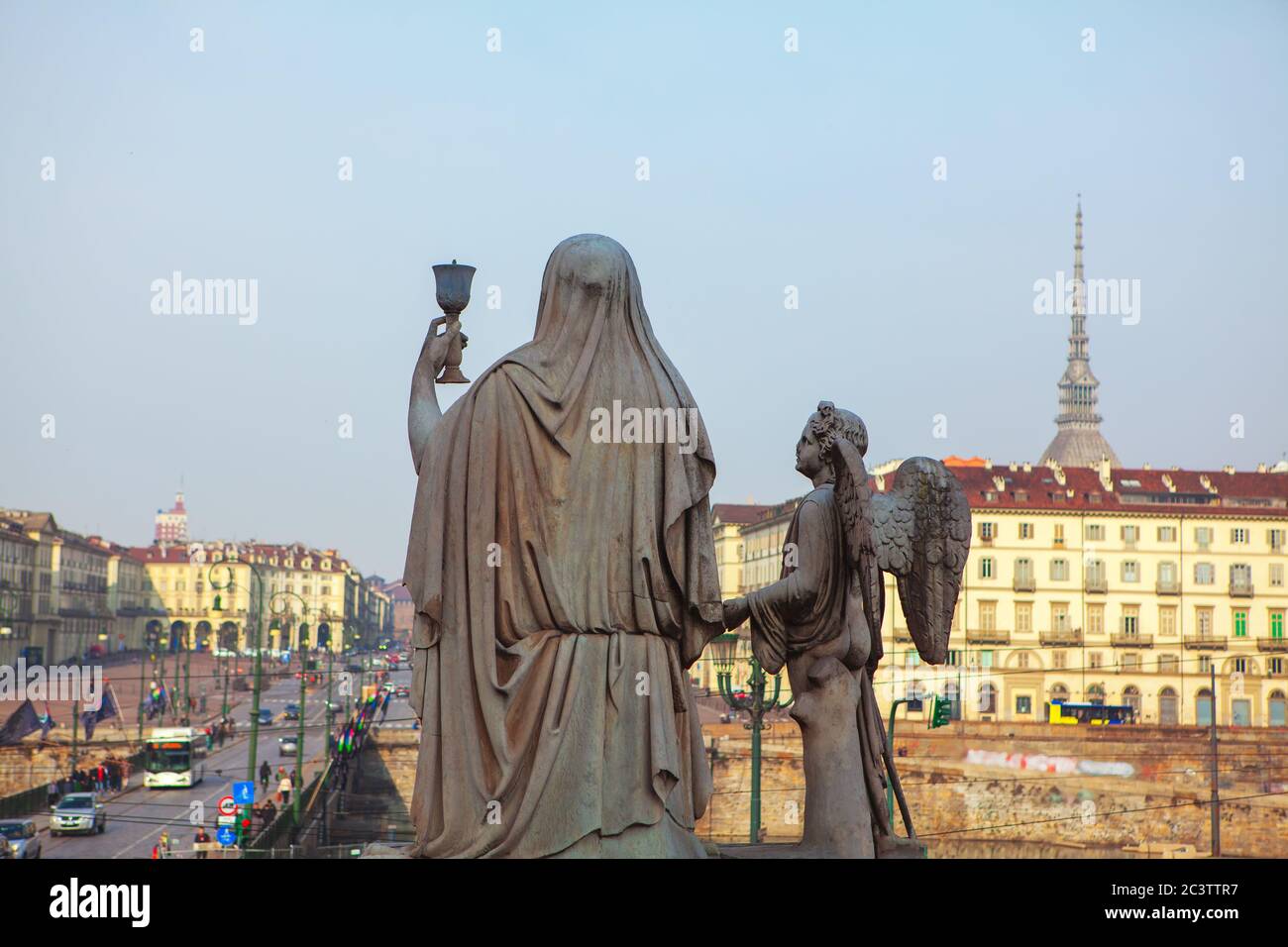 Statua della Santa Madre e dell'Angelo a Torino , Vista dalla Chiesa Cattolica della Parrocchia Gran Madre Foto Stock