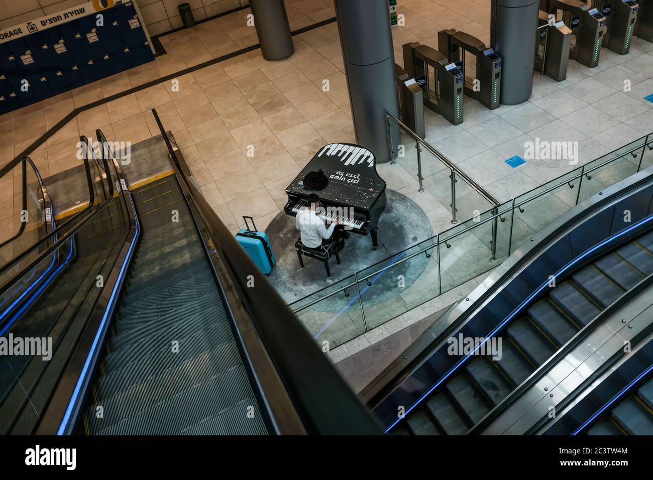 Gerusalemme, Israele. 22 Giugno 2020. Un giovane ebreo suona il pianoforte in una stazione ferroviaria Navon di Gerusalemme quasi vuota, poiché il servizio ferroviario viene rinnovato a livello nazionale dopo 89 giorni di sospensione di Coronavirus. È implicita una restrizione di 500 passeggeri per treno e i pendolari sono tenuti a prenotare il passaggio in anticipo per prevenire un'ulteriore diffusione del COVID-19, poiché il tasso di infezione si rinnova con un picco nelle ultime settimane. Credit: NIR Alon/Alamy Live News Foto Stock