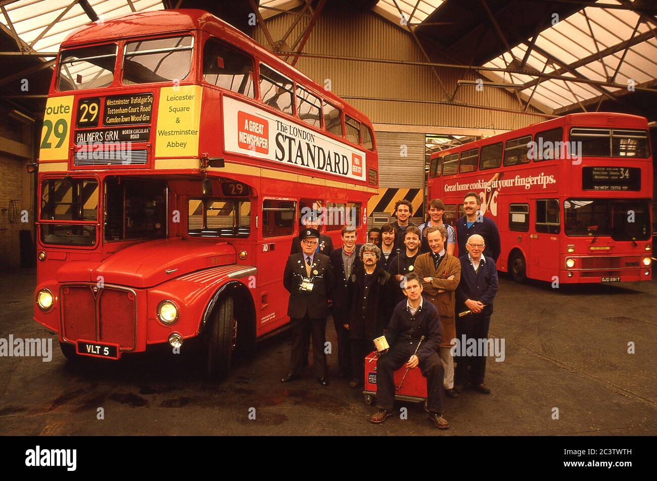 Personale del garage di trasporto di Londra e equipaggio che gestiscono la flotta di autobus di Routemaster Londra 1986 Foto Stock