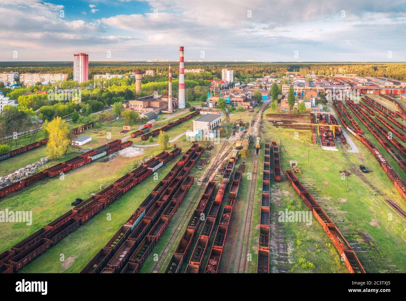 Vista aerea dei treni merci. Stazione ferroviaria con vagoni Foto Stock
