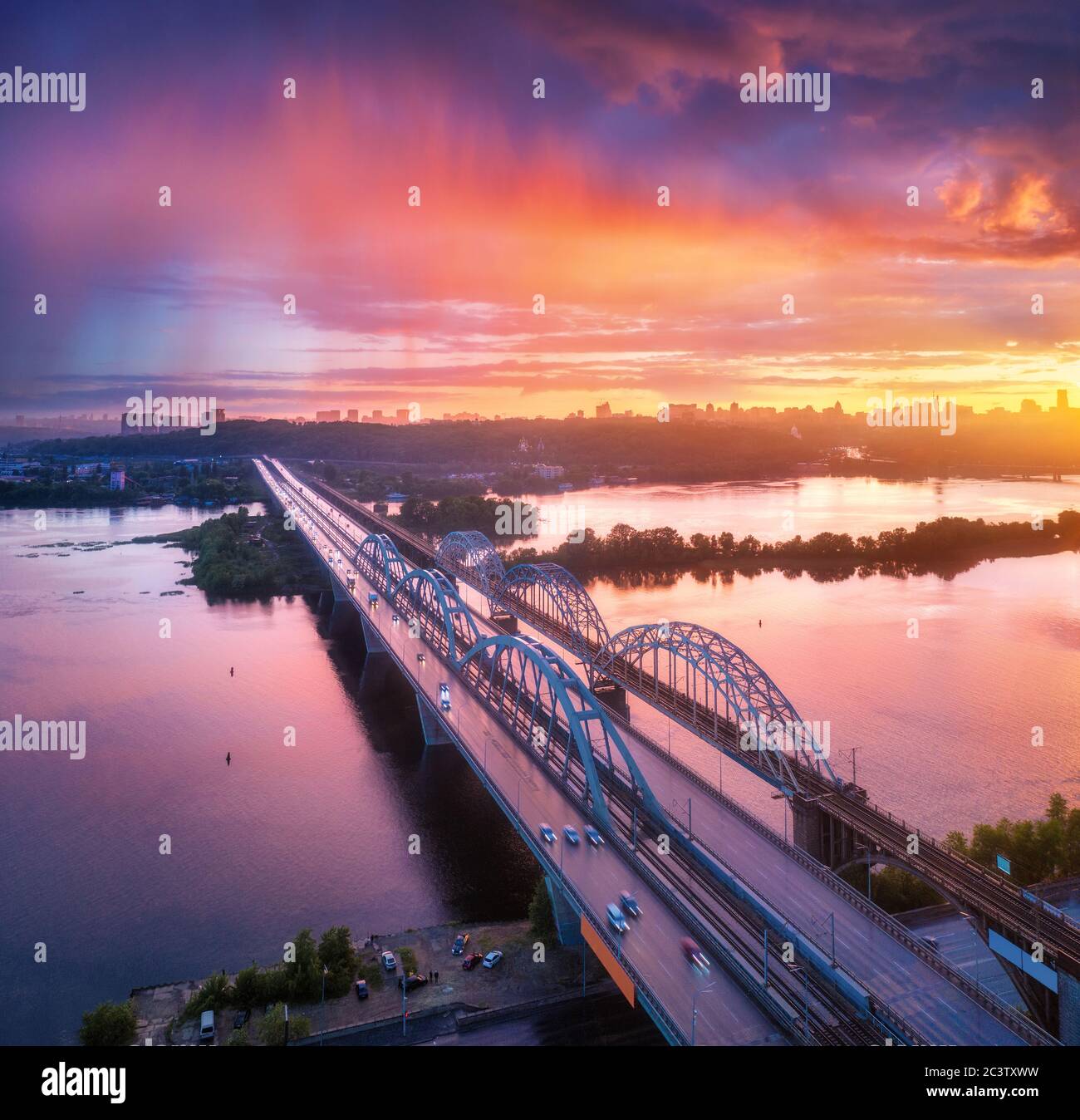 Vista aerea del bellissimo ponte al tramonto a Kiev, Ucraina Foto Stock
