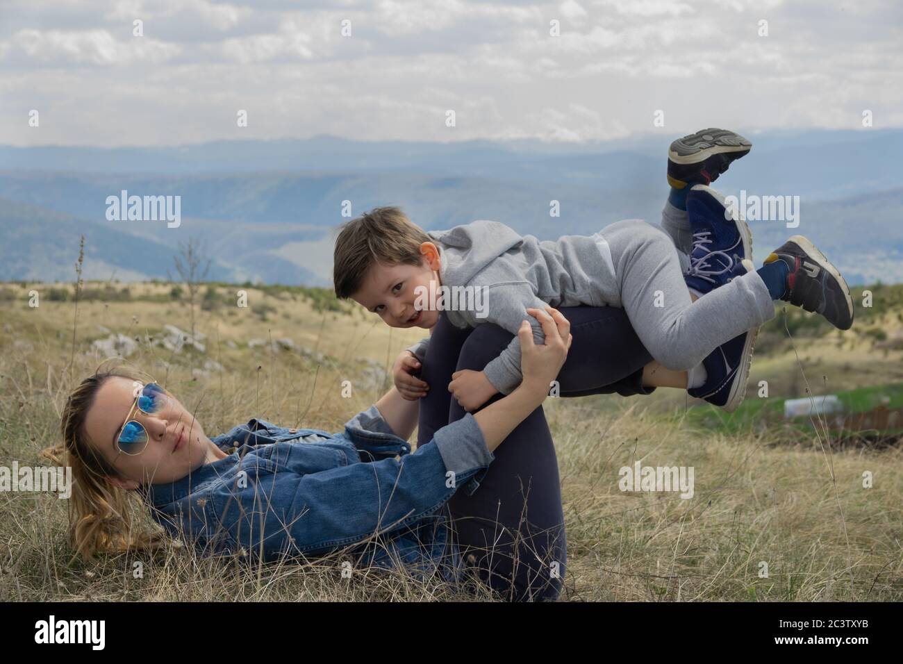 Madre con bambino che si stese sull'erba Foto Stock