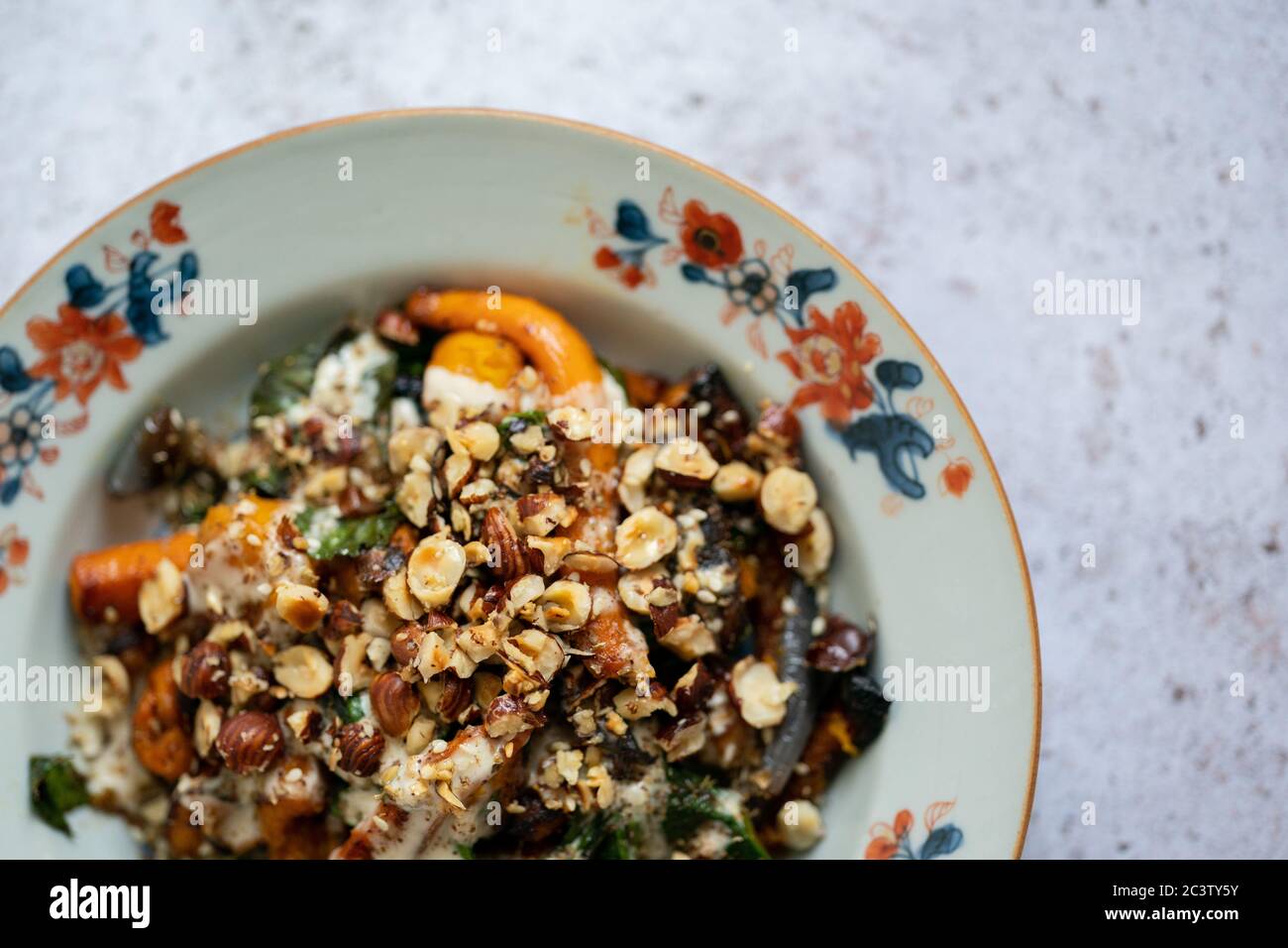 Verdure arrosto con nocciole e tahini Foto Stock